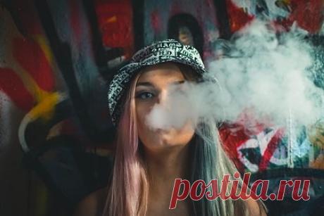 Врачи опровергли заблуждение о безопасности электронных сигарет и вейпов. Врач-педиатр Екатерина Кирюшина и психиатр-нарколог Марина Калюжная опровергли заявление, что вейпы и электронные сигареты безопаснее традиционных. По их словам, в состав жидкости для парения входят вещества, которые вызывают воспаление или рак. А во многих якобы безникотиновых смесях присутствует солевой никотин.