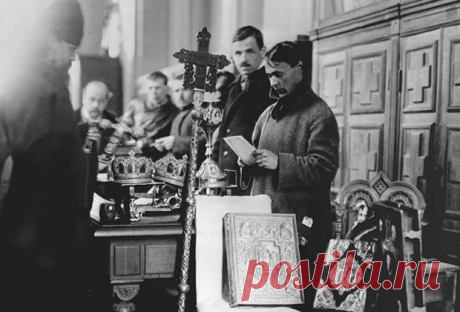 Согласно «Правилам Православной Церкви с толкованиями Никодима (Милаша), церковная анафема — это абсолютное отлучение члена Церкви от ее таинств и изгнание его из общества единоверцев, лишение духовного общения с христианами.