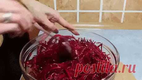 Свекла по-корейски, изумительная закуска на каждый день. Вкусно, быстро, полезно и дешево. Надеюсь, наш рецепт вам понравится! Сохраните себе на стену. Пригодится!

Ингредиенты:
600г сырой свеклы
4 зубчика чеснока
80г растительного масла

ДЛЯ МАРИНАДА:

3 ст.л.уксуса 9%
1 ч.л.сахара
0,5 ч.л.соли
1 ч.л.кориандра
0,5 ч.л.красного перца
0,5 ч.л.черного перца

1.Чеснок мелко порезать
2.Свеклу натереть на корейской терке
4.Для приготовления маринада смешиваем все ингредиенты
5....