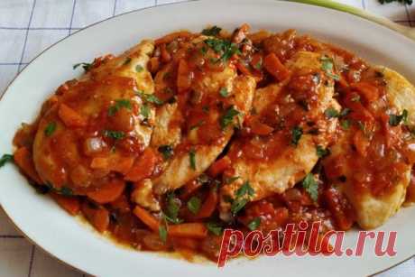 Куриная грудка, тушеная с овощами в томатном соусе

Суховатую куриную грудку легко сделать сочной — достаточно добавить морковь, лук, помидоры и томатный соус. Филе тушится в такой компании и сразу становится нежнее и насыщеннее. Советую ещё добавить пряные травы, паприку и свежую зелень, так блюдо получится очень ароматным.