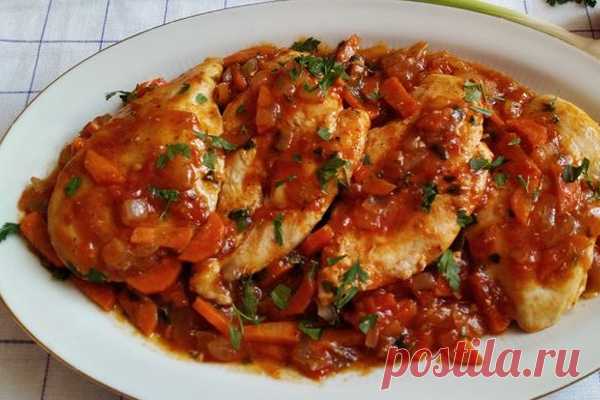Куриная грудка, тушеная с овощами в томатном соусе

Суховатую куриную грудку легко сделать сочной — достаточно добавить морковь, лук, помидоры и томатный соус. Филе тушится в такой компании и сразу становится нежнее и насыщеннее. Советую ещё добавить пряные травы, паприку и свежую зелень, так блюдо получится очень ароматным.