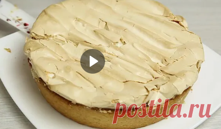 Самый вкусный яблочный пирог, который я ела
Этот яблочный пирог, удачно сочетает в себе три слоя, различных по вкусу и текстуре. Тонкая рассыпчатая песочная основа наполнена размягченными фруктовыми дольками с легкой кислинкой, спрятанными под пышной «шапкой» сладкой меренге с подсушенной хрупкой верхушкой. Вкус у него потрясающий. Текстура сочная, нежная и ароматная. 
Тесто:
Масло - 120 гр Сахар - 100 гр Желтки - 3 шт. Мука - 250 гр Разрыхлитель - 1 ч.л.
Для начинки:
Ябло...