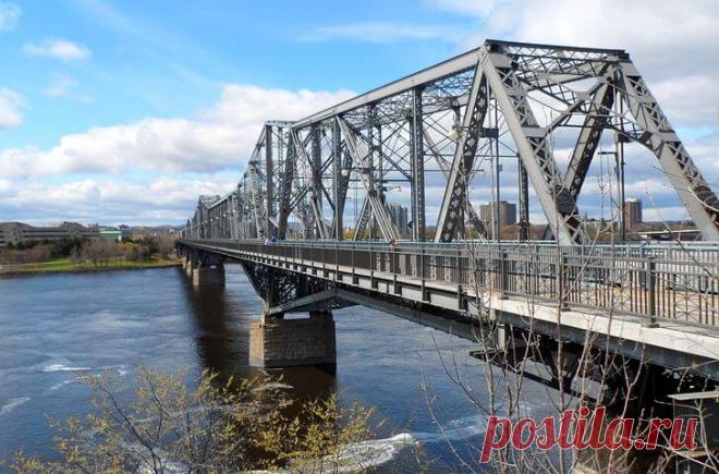 Мост Александры
Металлический мост через реку Оттава, сооруженный в 1901 году. Сначала он был железнодорожным, после модернизации 1950-х годов он превратился в автомобильный и пешеходный. Мост Александры соединяет Оттаву и Гатино. Он является образцом индустриальной архитектуры начала XX столетия. Сооружение стоит на массивных конструкциях – кронштейнах, которые способны выдержать очень большой вес.