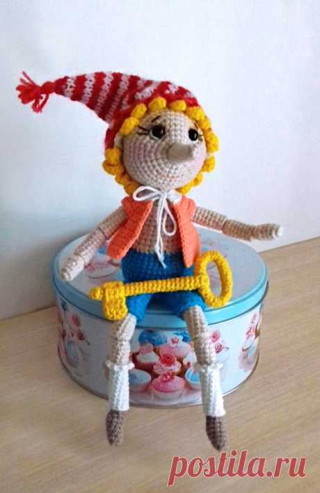 PDF Буратино крючком. FREE crochet pattern; Аmigurumi doll patterns. Амигуруми схемы и описания на русском. Вязаные игрушки и поделки своими руками #amimore - Буратино, Золотой ключик, кукла, куколка в платье.