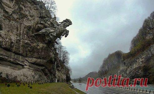 вот это да!!!!!!!!!!!!
Лариса Федосеева - Завитаева

Памятник Святому Георгию Победоносцу в Осетии.