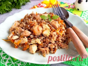 Гречка с копчёной курицей Гречка с копчёной курицей - это аппетитное и ароматное блюдо, которое станет отличным обедом или ужином для всей семьи. Гречка в процессе приготовления становится рассыпчатой и мягкой, прекрасно сочетается с нежными кусочками копчёной курицы. Добавление лука, моркови и специй придаёт блюду яркость и гармонию вкуса.