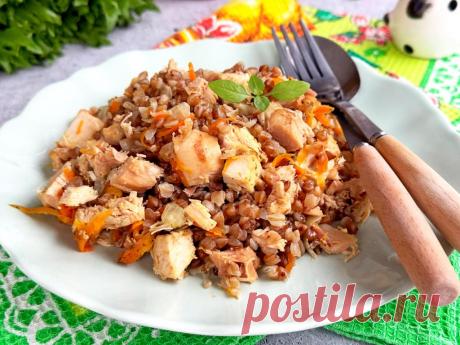 Гречка с копчёной курицей Гречка с копчёной курицей - это аппетитное и ароматное блюдо, которое станет отличным обедом или ужином для всей семьи. Гречка в процессе приготовления становится рассыпчатой и мягкой, прекрасно сочетается с нежными кусочками копчёной курицы. Добавление лука, моркови и специй придаёт блюду яркость и гармонию вкуса.