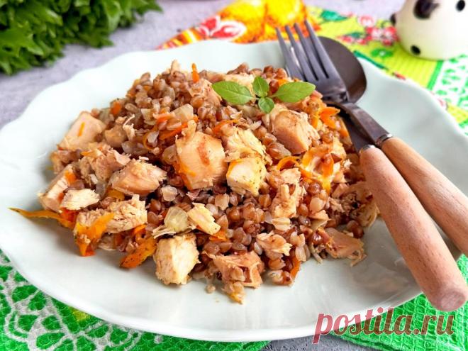 Гречка с копчёной курицей Гречка с копчёной курицей - это аппетитное и ароматное блюдо, которое станет отличным обедом или ужином для всей семьи. Гречка в процессе приготовления становится рассыпчатой и мягкой, прекрасно сочетается с нежными кусочками копчёной курицы. Добавление лука, моркови и специй придаёт блюду яркость и гармонию вкуса.