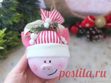 Видеоурок: делаем символ 2019 из елочного шара Как известно символом 2019 года является — свинка. Каких только свинок сейчас делают, глаза разбегаются :) Вот и я решила пофантазировать и сделать свой вариант.