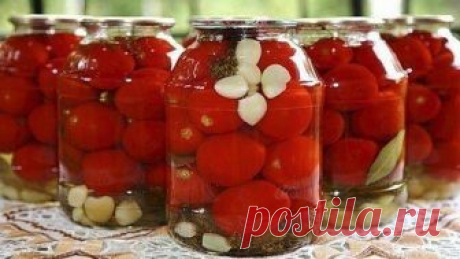 «Царские» помидоры для цариц:)
Вкусные, сладкие помидорки
Мой любимый рецепт, придумала сама,изменяла его из года в год. На сегодняшний день он такой —
На 3-х литровую банку.
Помидоры вымыть, наколоть зубочисткой дырочки (чтоб не трескались).
В банку положить: укроп зонтиком, гвоздика 2-3 шт, душистый перец горошком 2-3 шт, перец острый стручок(отрезать колечко 5мм.), лавровый лист, перец болгарский 1/4.
Помидоры и специи уложить в чистую банку(я не стерилизую), залить кип...