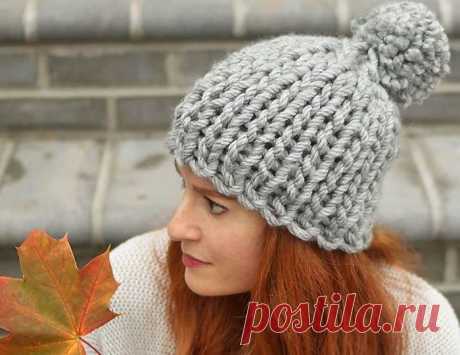 Простая шапка спицами из толстой пряжи описание вязания - WEKNIT Очень простая в исполнении и в то же время эффектная женская шапка спицами из толстой пряжи, которую сможет связать даже начинающий. Схема