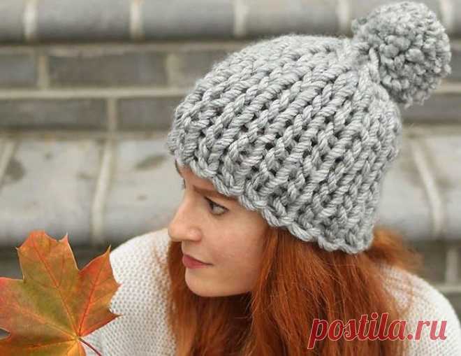 Простая шапка спицами из толстой пряжи описание вязания - WEKNIT Очень простая в исполнении и в то же время эффектная женская шапка спицами из толстой пряжи, которую сможет связать даже начинающий. Схема