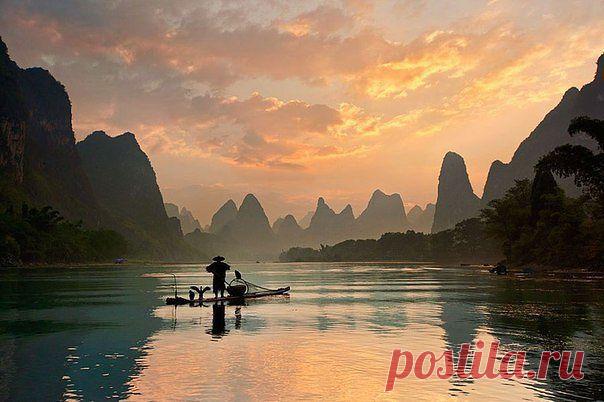 Река Ли. Она находится в китайской провинции Гуанси, и ее называют «рекой поэтов и художников», т.к. она окружена невероятно красивыми пейзажами – зелеными холмами, конусообразными известняковыми пиками и террасовыми рисовыми полями.