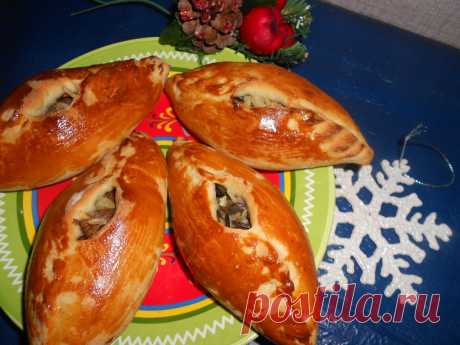 Пирожки с грибами, рисом и глянцевой корочкой: простой рецепт от шеф-повара! На пирожках, булочках и больших пирогах из дрожжевого теста часто есть глянцевая корочка. Чем смазывают выпечку, чтобы ее получить, и зачем это вообще нужно? Есть два вида пирогов. Одни обваливают в муке, у них есть едва уловимый ореховый аромат: так пахнет поджаренная мука...