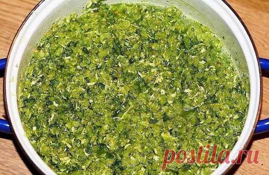 Зеленая аджика  это вкусная приправа ко многим блюдам: к мясу, к картошке, она очень полезная для здоровья и долголетия. Ее можно кушать сразу или хранить в холодильнике до следующего лета, если только там что-то останется. Готовится необычайно просто и вкусно. Очень вкусно! Тот, кто попробует один раз, больше не сможет отказаться от нее.))) 
Состав: 
3-4 головки чеснока 
3-4 луковицы 
3-4 зеленых сладких перца 
3 шт. горького перца 
пучок петрушки 
пучок укропа 
некоторые кладут и фиолетовый б
