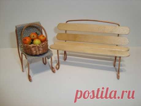 Миниатюрные скамейка и стульчик для композиций. // Miniature bench for compositions.