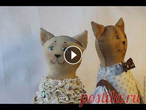 Как сшить интерьерную  куклу Тильду  Кот из старого чердака Сейчас модно украшать интерьер куклами ручной работы. Особенно популярные так называемые "чердачные" состаренные куклы. В данном видео показ...