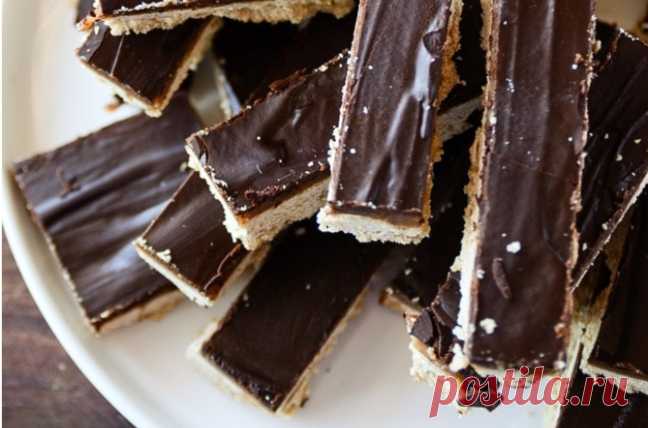 Батончики TWIX веган и GF | Healthy Desserts Этот рецепт супер-декадентская , веганская и безглютеновая версия любимого всеми детского шоколадного батончика twix! Маслянистый песочный пирог, покрытый