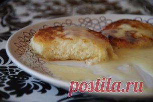 Нежнейшие сырники без яиц
Ингредиенты:
Творог( у меня был 9%) - 400 г
Соль - щепотка
Сахар - 1 ч.л.
Мука - 1 ст.л + для обваливания
Приготовление:
1. Смешиваем творог,соль,сахар и муку.Творог не должен липнуть к рукам.
2. Творог скрутить в колбаску и разрезать на ровные кружочки.
3. Каждый сырник обвалять в муке и подровнять.
4. В сковороду добавить масло и хорошо разогреть.Затем добавить сырники,накрыть крышкой и обжарить с двух сторон.
5. Положить на тарелку,полить сгущенкой или любым джем