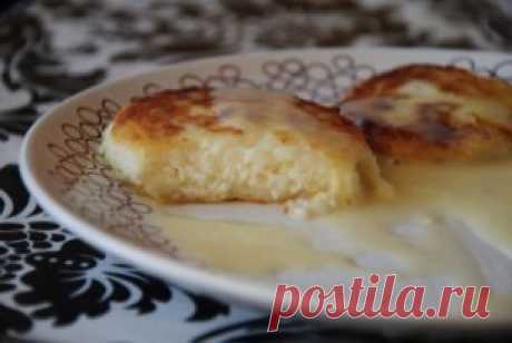 Нежнейшие сырники без яиц
Ингредиенты:
Творог( у меня был 9%) - 400 г
Соль - щепотка
Сахар - 1 ч.л.
Мука - 1 ст.л + для обваливания
Приготовление:
1. Смешиваем творог,соль,сахар и муку.Творог не должен липнуть к рукам.
2. Творог скрутить в колбаску и разрезать на ровные кружочки.
3. Каждый сырник обвалять в муке и подровнять.
4. В сковороду добавить масло и хорошо разогреть.Затем добавить сырники,накрыть крышкой и обжарить с двух сторон.
5. Положить на тарелку,полить сгущенкой или любым джем