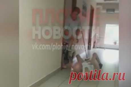 Избиение пенсионера половой тряпкой в пансионате Подмосковья сняли на видео. В подмосковном Реутове сотрудница пансионата для пожилых избила одного из постояльцев половой тряпкой. Инцидент сняли на видео. На кадрах полуголый пенсионер лежит на кафельном полу, а уборщица наносит ему удары половой тряпкой по лицу, при этом называя пожилого мужчину «тварью».