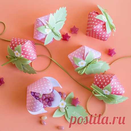 Something for someone berry special... we have designed these adorable little strawberry treat boxes so you can simply print and assemble them for your summer party. .
.
#sp @canonusa #printable #craftywithcanon #diysummerparty