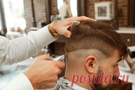Лисовец призвал российских мужчин отказаться от «тюремных стрижек». Стилист Владислав Лисовец призвал мужчин отказаться от одного вида причесок. Россиянам следует избегать коротких стрижек как у заключенных, отметил эксперт. Кроме того, следует сменить толстовки и одежду с капюшонами на прямые брюки и пиджаки. Так, моде будет внешний вид как у человека с высшим образованием.