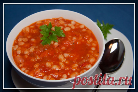Фасолада. Греческая кухня Фасолада — блюдо греческой/кипрской кухни, может подаваться как очень густой суп, как самостоятельное блюдо, или как гарнир. Поскольку все ингредиенты фасолады исключительно растительного происхождения, то это блюдо можно готовить в пост, а также оно очень хорошо подойдет для вегетарианцев...