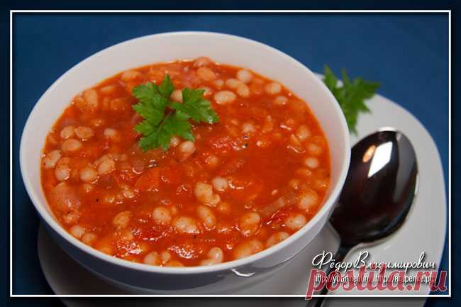 Фасолада. Греческая кухня Фасолада — блюдо греческой/кипрской кухни, может подаваться как очень густой суп, как самостоятельное блюдо, или как гарнир. Поскольку все ингредиенты фасолады исключительно растительного происхождения, то это блюдо можно готовить в пост, а также оно очень хорошо подойдет для вегетарианцев...