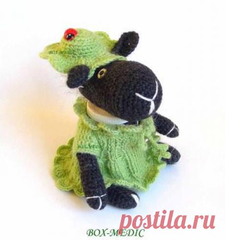 Веселая овечка в платье зеленом
Символ года 2015
МОЯ РАБОТА, ЭКСКЛЮЗИВ

С виду игрушка, внутри овечка- шкатулка для хранения украшений, емкость из пластика 100 мл. с закручивающейся крышкой. так же можно применять как игольницу.
цвет палатья зеленый
колокольчик на шее
головной убор - шляпа с божьей коровкой
ВЫСОТА ОВЕЧКИ 12 СМ., ОБЬЕМ 8 СМ.
Упакована в подарочкую коробку или пакет, на ваш выбор.