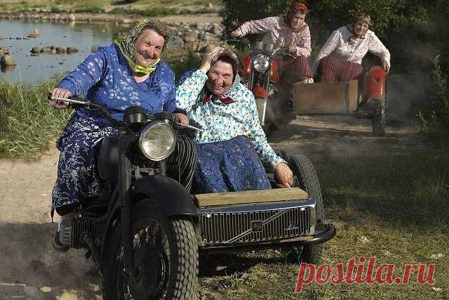 Куда уходит детство!! ... - ДА никуда оно не уходит!!!!!! Оно прячется,... а потом в старости, .... кааак ВЫСКОЧИТ...));
