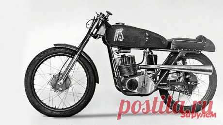 Гоночный мотоцикл ШК-125, 1961 год. Уникальная разработка, вполне на «острие технического прогресса» для своего времени. Двухтактный двигатель с золотником на впуске развивал 23 л.с. при 10 000 об/мин (такой же мощностью располагал и 125-кубовый мотоцикл Honda, который в том году выиграл чемпионат мира). Коробка передач – шестиступенчатая.