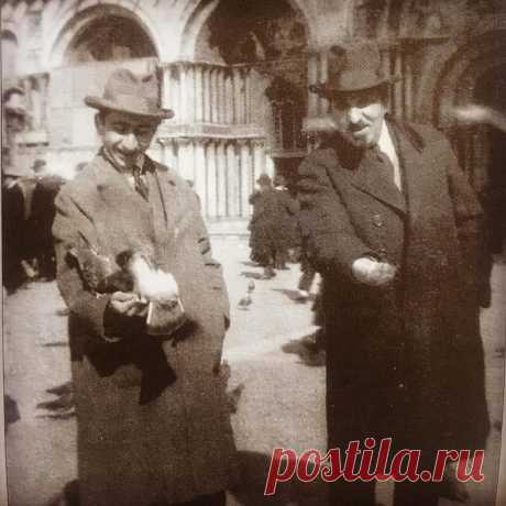 Հայրս ու Չարենցը չմոռացան լուսանկարվել Սբ Մարկոսի հրապարակի աղավնիների հետ,որոնք առանց որևէ երկյուղի գալիս նստում էին մարդկանց բացված ափերին՝ ցորեն կտցելու:Լուսանկարում հստակ երևում է,որ աղավնին նստել է Չարենցի ափին,իսկ հորս ափը դատարկ է:Հայրս այն ժամանակ կատակով ասաց.«Եղիշե,դու ավելի բախտավոր գտնվեցիր...»:Չարենցը պատասխանեց.«Միևնույն է,Ավետիք,բախտի թռչունը չես բռնի...»
Տարիներ անց այդ լուսանկարը նայելիս հայրս ասավ մի չթաքցրած տխրությամբ.«Եթե ես իմանայի
Վիգեն Իսահակյան «Հայրս» հուշագրություն