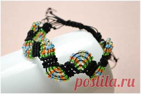 Браслет из шнуров и бисера в технике макраме