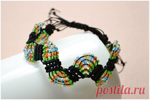 Браслет из шнуров и бисера в технике макраме