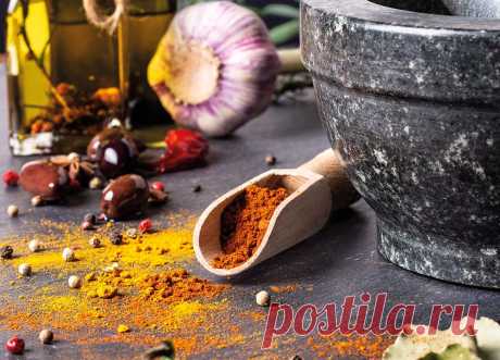 Was ist Baharat? - Gewürzlexikon Baharat ist eine traditionelle, arabische Gewürzmischung, die vor allem für Lamm, Hackfleisch, Couscous und Fischgerichte verwendet wird. Ebenso wie beim indischen Curry gibt es auch bei der orientalischen Gewürzmischung keine feste Zutatenliste: die Rezeptur variiert je nach Region.