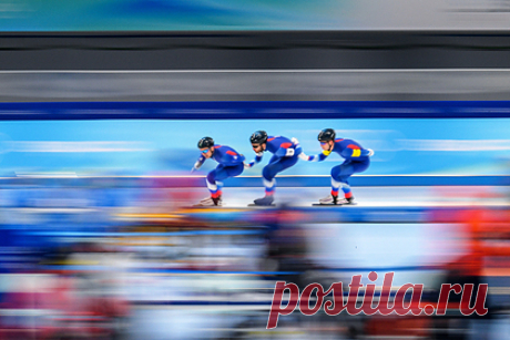 Российские конькобежцы выиграли серебро на Олимпиаде в Пекине. Российские конькобежцы выиграли серебряные медали на Олимпиаде в Пекине. Отечественные спортсмены завоевали серебряные награды в командной гонке преследования. В решающем забеге российские конькобежцы проиграли соперникам из Норвегии. Олимпиада в Пекине продлится до 20 февраля.