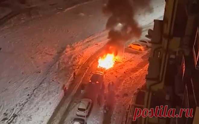 Машина взорвалась возле жилого дома в Одинцовском районе Подмосковья. Во дворе жилого дома на западе Подмосковья взорвалась машина, никто не пострадал. По данным источника «РИА Новости», взрыв мог произойти из-за поджога