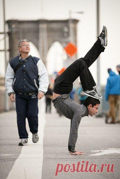 Позитивное всегда побеждает негативное. 
Культивируя любовь - исчезнет ненависть. Культивируя смелость - исчезнет робость. Это метод пратипакша-бхаваны (культивирования противоположных мыслей или противоположных качеств). - 

ૐ Свами Шивананда