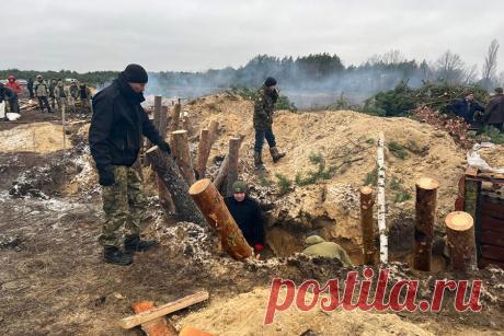 В пограничной с Белоруссией Ровненской области Украины начали рыть окопы. Инженерные сооружения и траншеи военным помогают рыть местные жители. Власти региона говорят о приоритете при обеспечении безопасности населения. В январе из России в Белоруссию прибыли новые соединения российских сил и техника