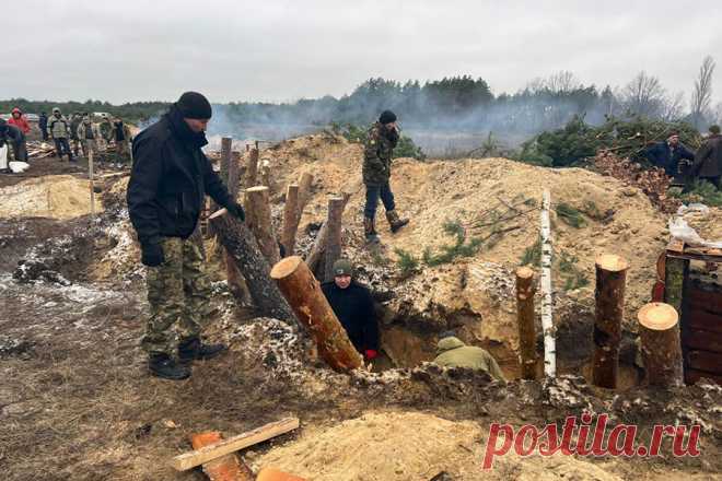 В пограничной с Белоруссией Ровненской области Украины начали рыть окопы. Инженерные сооружения и траншеи военным помогают рыть местные жители. Власти региона говорят о приоритете при обеспечении безопасности населения. В январе из России в Белоруссию прибыли новые соединения российских сил и техника