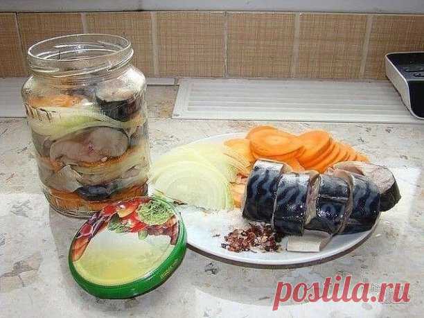 Скумбрия в банке получается очень сочной, ведь она тушится в собственном соку и с овощами. А еще этот рецепт очень прост и оставит вам много свободного времени! 

Ингредиенты: 
2 среднего размера тушки скумбрии (для литровой банки), 
1 морковка, 
1 луковица, 
2-3 столовые ложки растительного масла, 
4-5 горошины перца душистого, 
2-3 лавровых листика, 
соль.

Как приготовить запеченную скумбрию в банке 

Подготовьте рыбку. Замороженная должна оттаять естественным способом,...