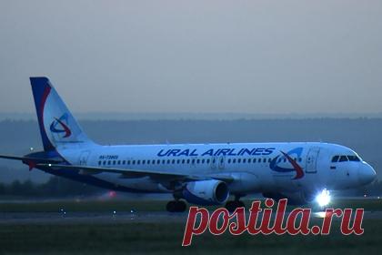 На Урале пассажирский самолет совершил аварийную посадку со сломанным шасси. Пассажирский самолет российской авиакомпании «Уральские авиалинии» приземлился на Урале со сломанным шасси. По данным издания, во вторник, 6 сентября, лайнер, летевший по маршруту Екатеринбург — Сочи, подал аварийный сигнал о технической неисправности воздушного судна и совершил аварийную посадку в аэропорту Кольцово.