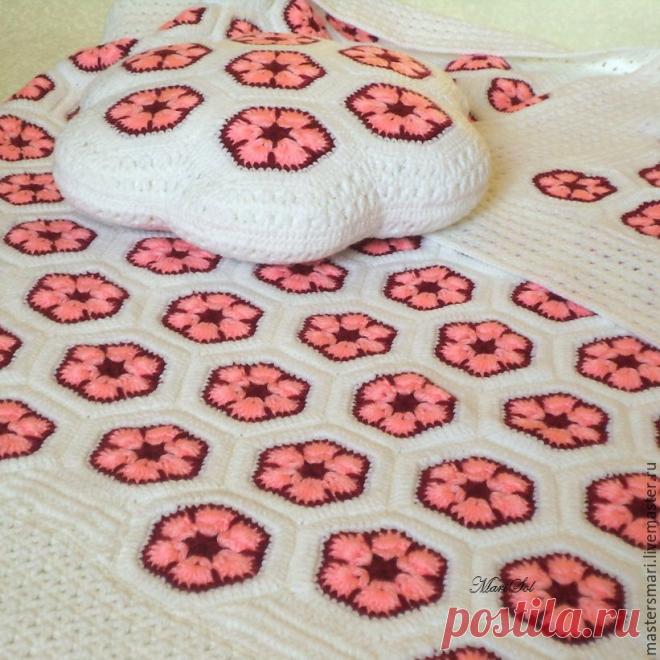 Цветочный плед и подушка Купить или заказать Цветочный плед и подушка в интернет-магазине на Ярмарке Мастеров. Теплый плед и подушечка из полушерстяной пряжи, нежной и мягкой, связаны крючком из шестиугольных мотивов, сшитых между собой. По краю плед обвязан широкой ажурной каймой. Подушка сшита из белой бязи, внутри - гипоаллергенный наполнитель для игрушек. Свяжу на заказ в любом цвете и размере, срок выполнения от 1 мес. Доставка почтой по России и СНГ - 250 руб.