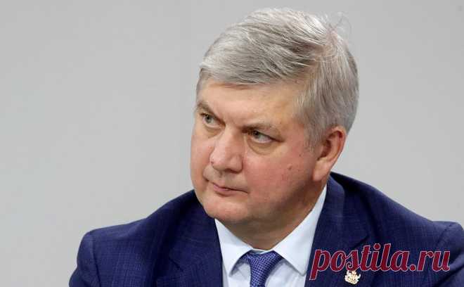 На Украине заочно предъявили обвинение воронежскому губернатору. Украинская прокуратура заочно обвинила губернатора Воронежской области Александра Гусева в поддержке и финансировании армии России, сообщили в Офисе генерального прокурора Украины.