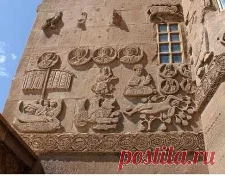 Աղթամարի Սուրբ Խաչ եկեղեցու բարձրաքանդակներից վերականգնումից հետո։
Միջնադարյան Հայաստանի քանդակագործությունը հիմնականում հայտնի է ճարտարապետական հուշարձանների
պատկերաքանդակներով,կոթողներով,հուշասյուներով,«թևավոր» խաչերով, խաչքարերով և վաղ միջնադարում
 հարթապատկերային,գծա-գրաֆիկական է։V դ սկզբին տեղական քանդակագործության ավանդույթները
ներհյուսվել են Հայաստանի վաղ քրիստոնեական քանդակարվեստին:Կոթողներին ու
հուշարձաններին քանդակվել են Հին և Նոր կտակարաններից սյուժեներ,սրբերի,Հիսուսի, Աստվածամոր