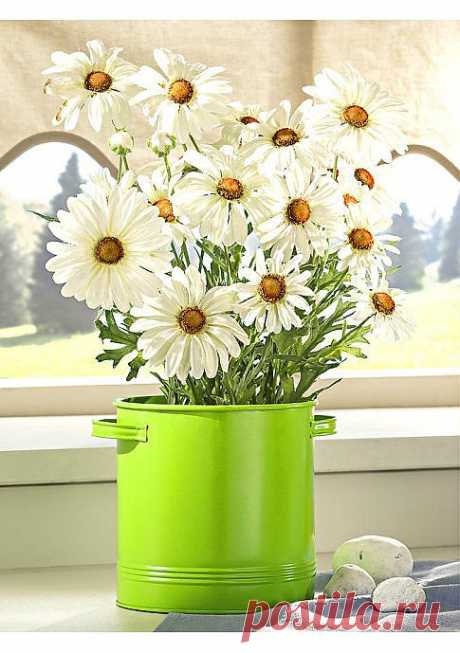 Декоративный букет. Цветы из пластика и текстиля. Не вынимаются из горшка. Горшок из лакированного металла.