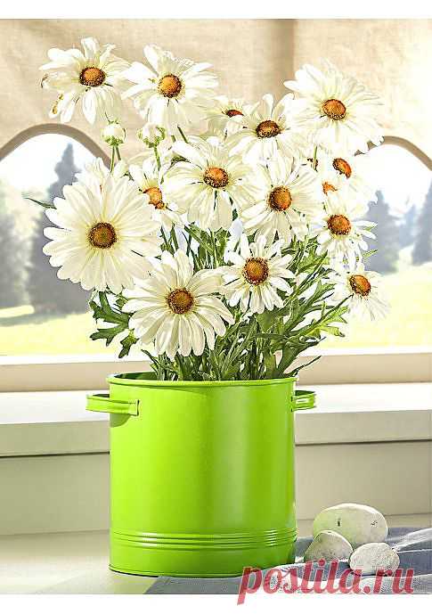 Декоративный букет. Цветы из пластика и текстиля. Не вынимаются из горшка. Горшок из лакированного металла.