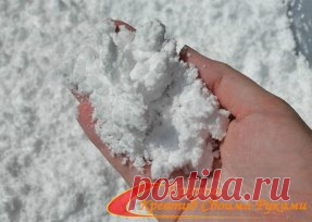 Искусственный Снег своими руками 
Рецепт очень простой: берете соду и добавляете в нее пену для бритья. 
Все смешиваете и в результате химической реакции получается самодельный снег, с которым интересно играть. Расход ингредиентов приблизительно такой: пачка соды на балончик крема для бритья. Постепенно примешивайте соду к пене и перед Вами эти два обычных ингредиента будут превращаться в фантастический снег. По ощущениям он воздушный, мягкий, шелковистый и пахнет свежесть...