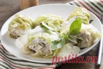 Филе индейки в капустных листьях ИНГРЕДИЕНТЫ филе грудки индейки – 1 шт. молодая капуста – 1 маленький кочан сливочное масло – 25 г чеснок молодой – 2-3 зубчика базилик – несколько веточек соль, перец сметана для подачи ПРИГОТОВЛЕНИЕ Простое и очень вкусное блюдо, идеально в начале лета – молодая сочная капуста, душистый базилик и нежная индейка! Кочан капусты бланшируйте в […]